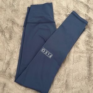 Fleo Leggings size small